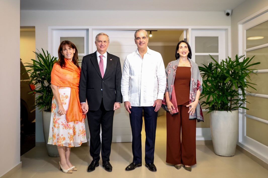 MIREXRD's tweet photo. El presidente @LuisAbinader recibió al presidente electo de la República de Chile, José Antonio Kast, y a su esposa María Pía Adriasola, en la Casa Presidencial de Santiago. https://t.co/4FEHyMmMWj
