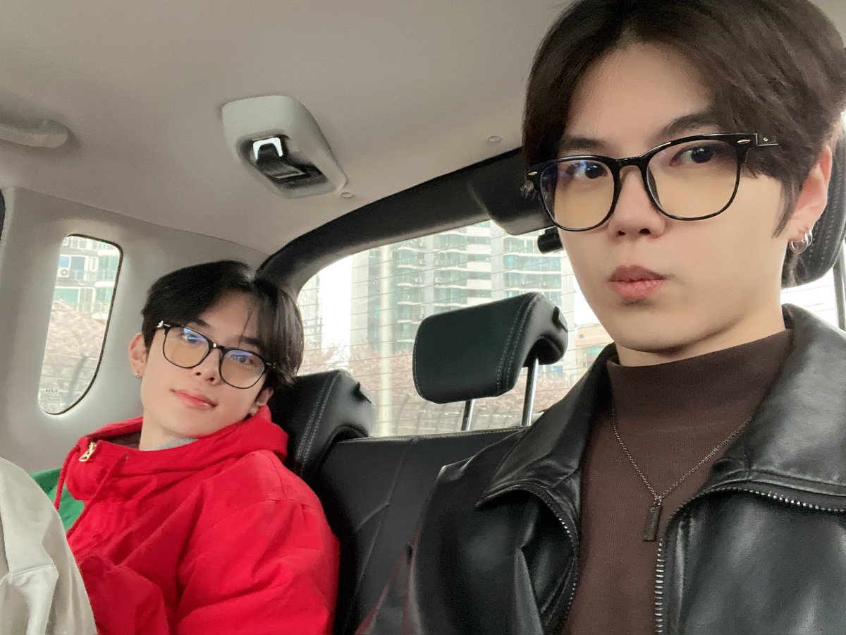 by_verivery's tweet image. [#계현]
깡냉아 생일축하해🥳
이렇게 보니까 서로 찍어주기만 하고
같이 찍은 사진이 없더라
올해는 많이 찍어보자꾸나😄

#GYEHYEON
#베리베리
#VERIVERY
#HAPPYKANGMINDAY