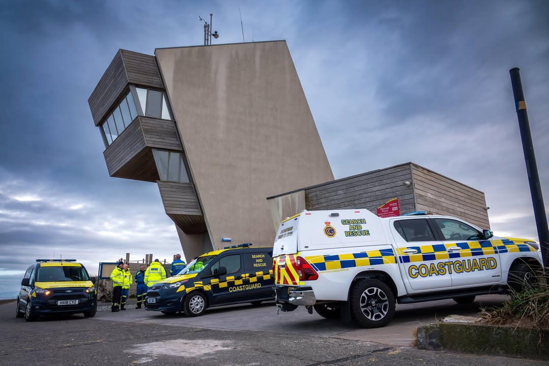 🚙 Local Knowledge Patrol 🚙 🚨 Plus incident #14 Today we were joined on our patrol by friends from HM Coastguard Lytham and I don't think we disappointed. Before we even started we helped the local marine mammal medic from British Divers Marine Lif facebook.com/11848323770177…