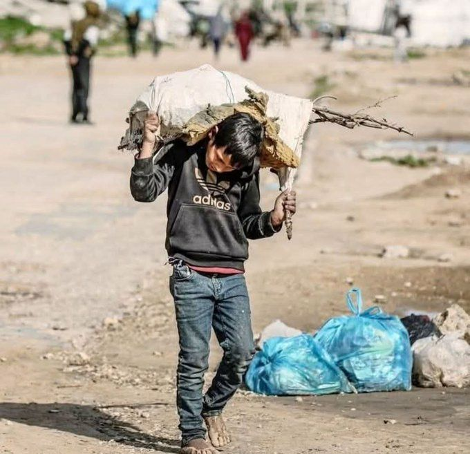 ليسوا على قيد الحياة هم ينجون من الموت فقط..
هم أهل الخير ولكن ليس بخير.
خذلهم القريب والبعيد.💔