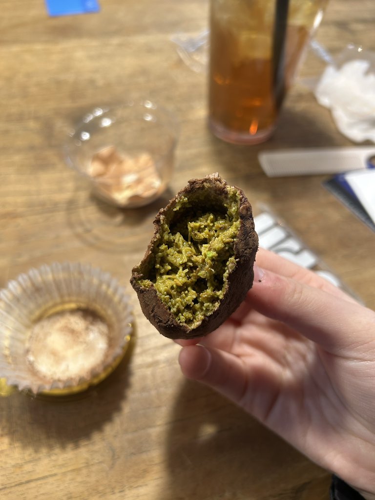 여러분 ㅠㅠㅠㅠ 두존쿠 개맛잇어요
대신 한입베어물때 조금 딱딱할수도잇음ㅎㅎ
근데진짜개맛잇어요 오늘 시식함 
ㅠㅠㅠㅠㅠ 꼭 받으러오세욧 ㅠㅠ 
있다 공지 하겠습니다!!!!