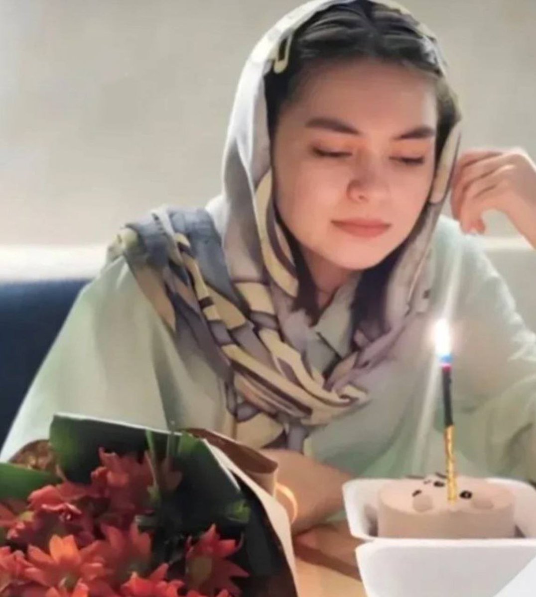 مادرش حتما قصه‌ی یخ گرفتنِ ماه‌منیر، برای کیان رو شنیده بود!
پیکر بی‌جانِ #مهین_مرحمتی رو تو یخ پیچیدن تا از دست قاتلان، نجاتش بدن.
ایرانیان تاریخِ دفاع از جنازه‌ می‌نویسند.
#IranMassacre