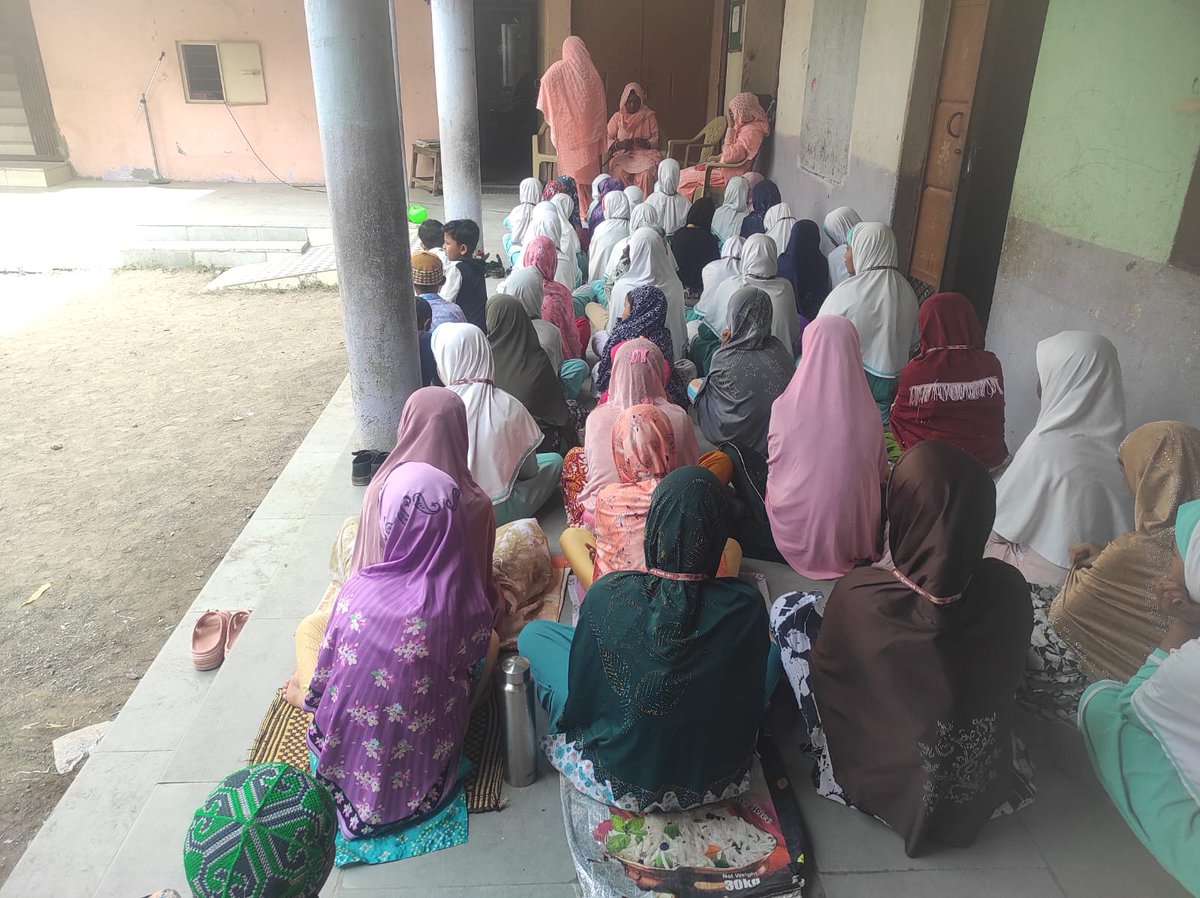 BintulMuslim's tweet photo. Alhamdulillah yesterday 🌹The workshop was forecasted live in various schools and Madaris of the country 🥰🤲We extend our gratitude towards all the school and Madaris management, all the volunteers &amp; teachers for their active participation 🤲 #bmc #MuslimGirls #haya #islam https://t.co/psWzxWtEe4