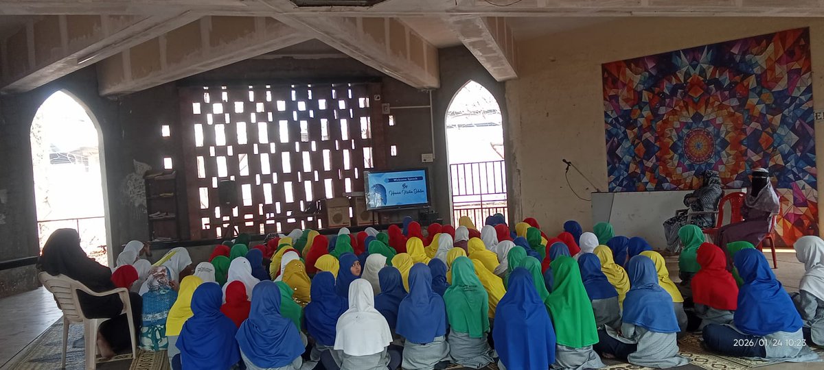 BintulMuslim's tweet photo. Alhamdulillah yesterday 🌹The workshop was forecasted live in various schools and Madaris of the country 🥰🤲We extend our gratitude towards all the school and Madaris management, all the volunteers &amp; teachers for their active participation 🤲 #bmc #MuslimGirls #haya #islam https://t.co/psWzxWtEe4
