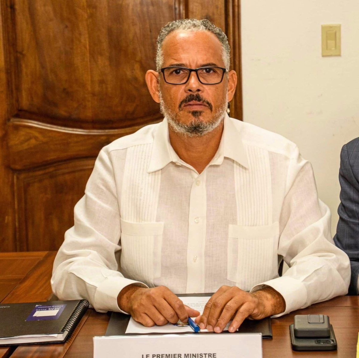 Jusqu’à l’heure où nous écrivons, Monsieur Alix Didier Fils-Aimé exerce pleinement ses fonctions de Premier ministre, malgré la signature d’une résolution de révocation par cinq membres du Conseil présidentiel de transition (CPT). Chef du Conseil supérieur de la police nationale