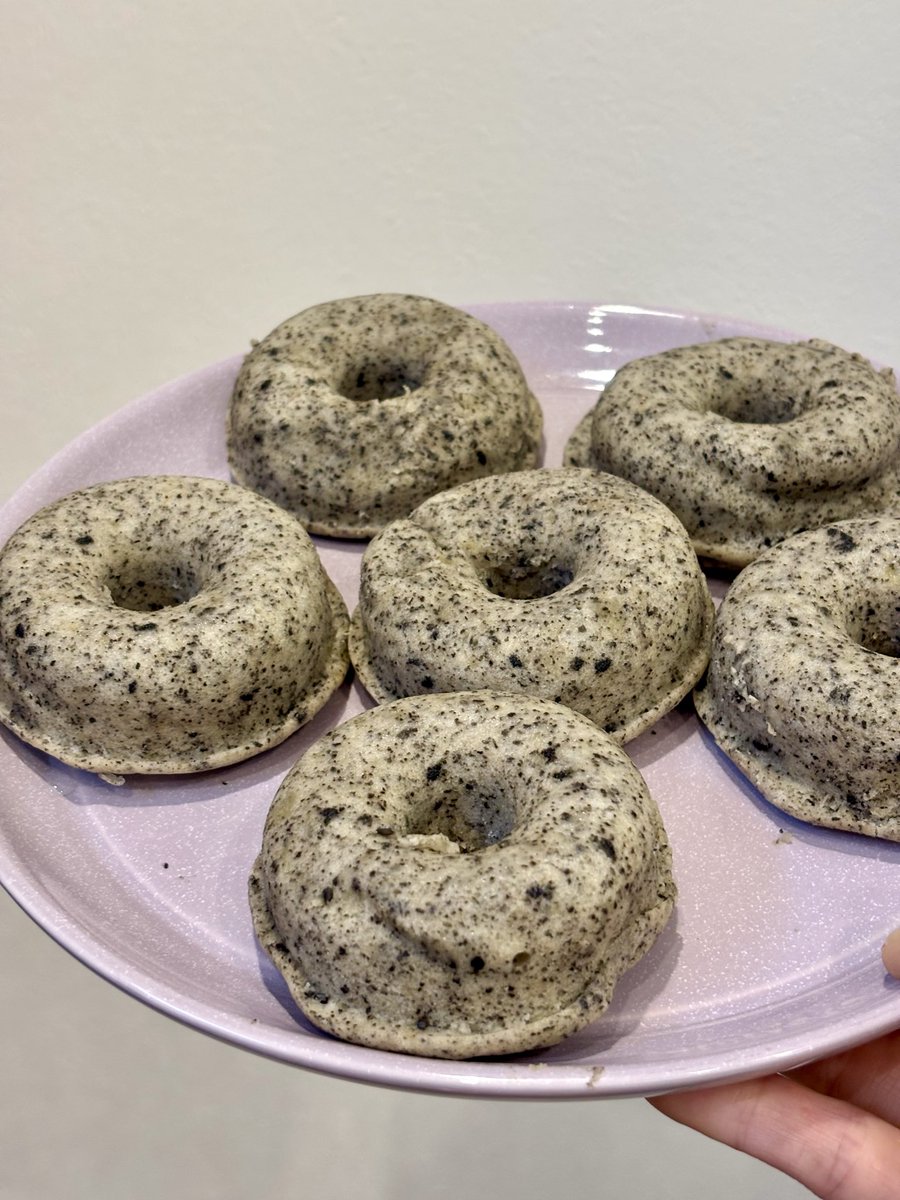 子どものおやつに米粉ドーナツ🍩 レンジで簡単に作れるので頻繁に作ってる🙆‍♀️

黒胡麻ときなこで鉄分摂れて、砂糖使わずバナナの甘さだけで十分甘い😋
大人が食べても美味しい🤤