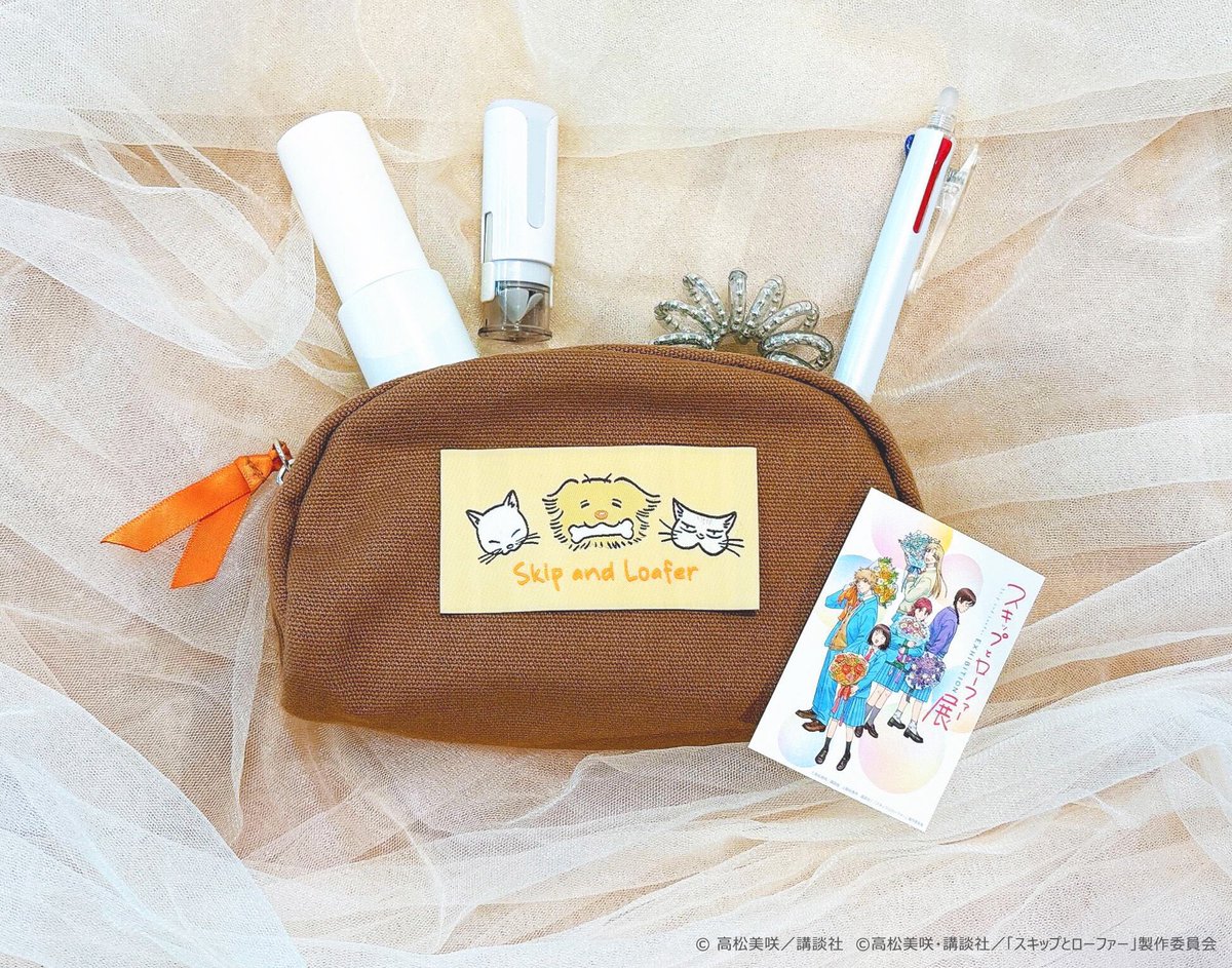 skiptoloaferex's tweet image. ／
#スキップとローファー展
名古屋会場 チケット発売中📢
＼

初の漫画とアニメがクロスオーバー空間な展覧会✨
作品の制作過程や初公開の原稿まで…👀

グッズ付入場券には
ポーチ＆ビジュアルステッカー🌸

👇詳細・チケット購入
skip-and-loafer-ten.com

#スキップとローファー
#スキロー展