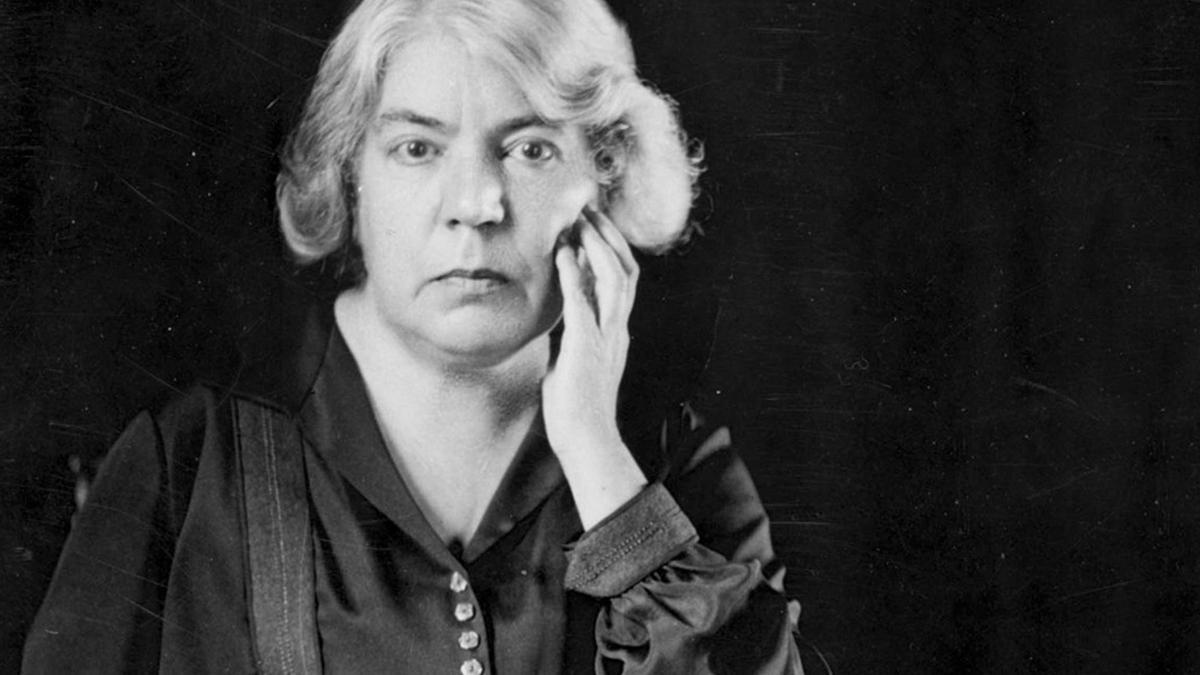 ¿La ves? Antes de que el mundo aprendiera su nombre, ya la había juzgado. Fue ridiculizada, insultada, humillada. No por un error, no por una culpa, sino por haber nacido mujer.

Se llamaba Grazia Deledda.
Una niña sarda criada entre las montañas ásperas de Nuoro, donde a las