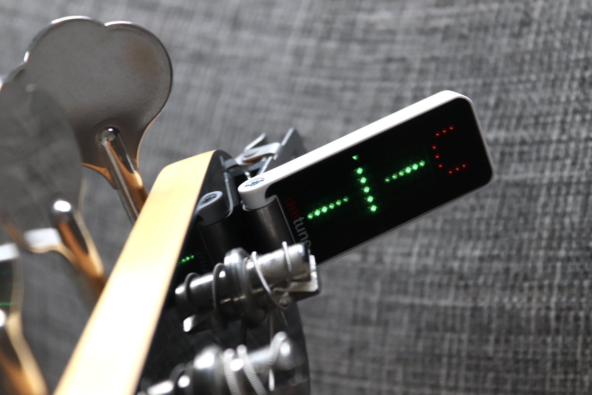 RM_Instruments's tweet image. ドロップCチューニングに変更するため、全体の調整を行いました。

・弦高調整
・オクターブ調整
・ネックの反り調整

「3弦の音抜けが悪い」とのことでお預かりしました。

続きを読む
ruinamiyashiro.jp/electric-bass-…