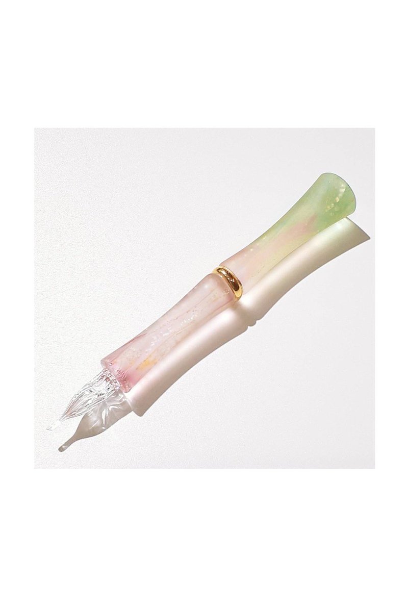 GlassToos's tweet image. Draw TommyさんのWSのお知らせ
コラボガラスペン「TAKETORI 春霞」を使って丸ゴシックのフォント書写を楽しむWSです。
ペン先は今回初めてとなる「スモールフラワーニブ」🌼
丸ゴシックを書くのに適したペン先です。…