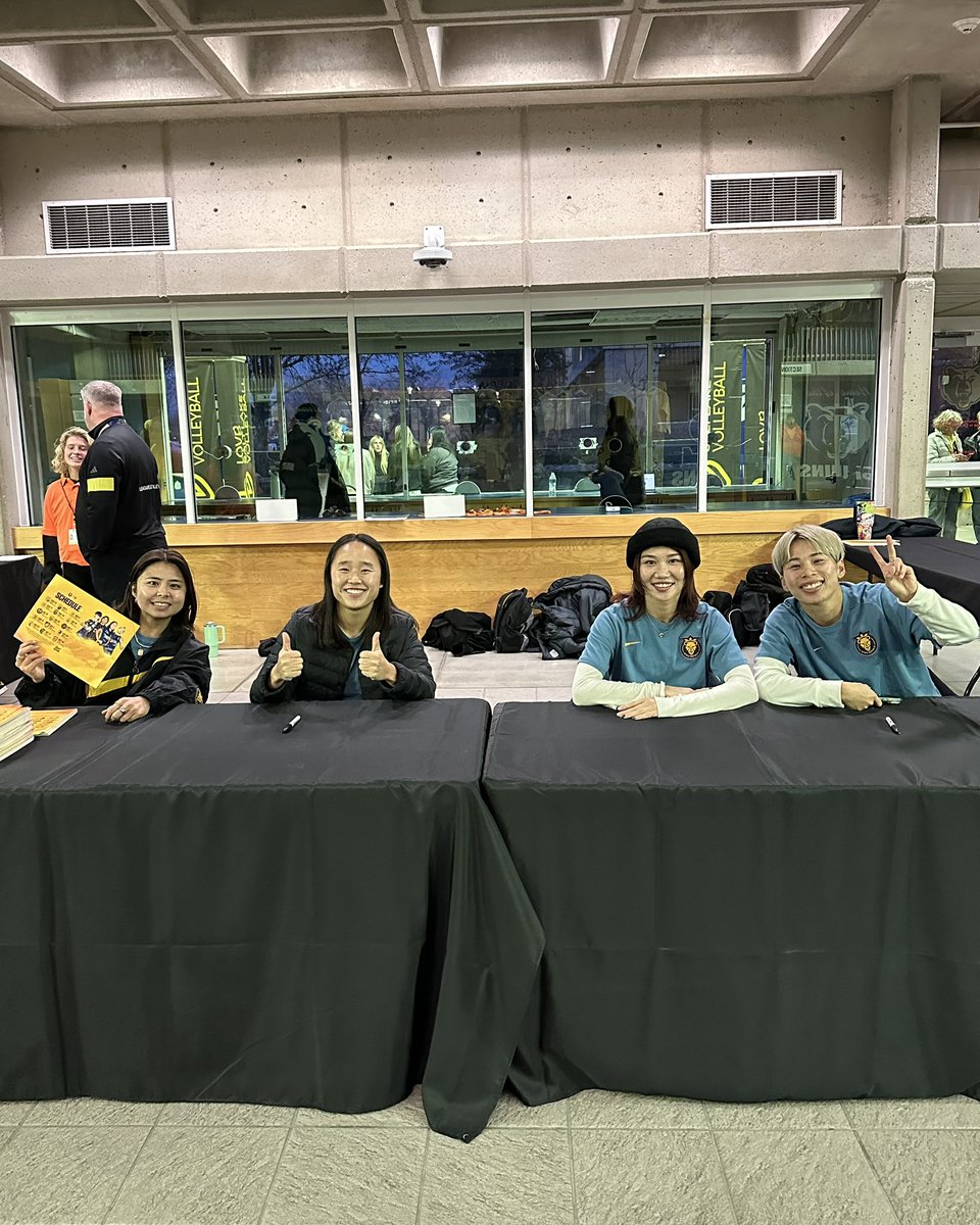 UtahRoyalsFC's tweet photo. It's time for some signatures and some @lovbsl 🏐!!! https://t.co/vE0uakdi77