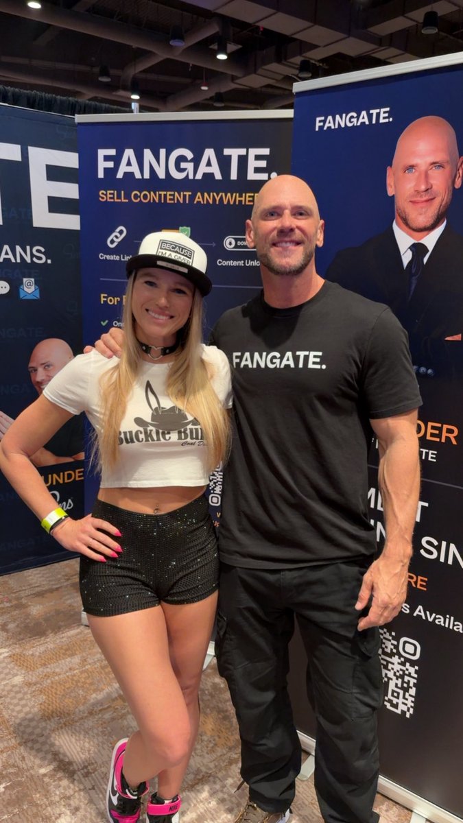 It was so hard not to fan girl meeting <a href="/JohnnySins/">JohnnySins</a> 😮‍💨🤩