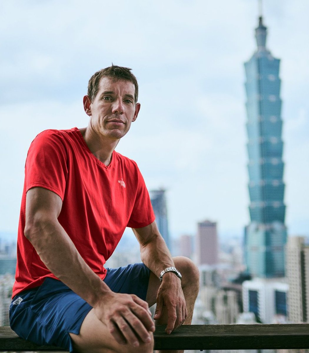 pubity's tweet photo. Alex Honnold has begun his livestreamed climb of the Taipei 101, a 1,667ft skyscraper.

He's climbing it with nothing but his bare hands and some chalk, no safety gear. https://t.co/tD489Gw3A2