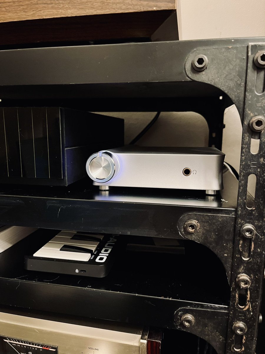 いまさらながらDAC導入。
高価なものではないけれど、PC→アンプで聴くことが多いのでこのくらいは、と。
確かに音がクリアで気持ちいい。

……とか言ってたら、
次は電源が気になってきてしまい。

いやいや、
こういう時こそジャズ喫茶に行こう。

#オーディオ沼