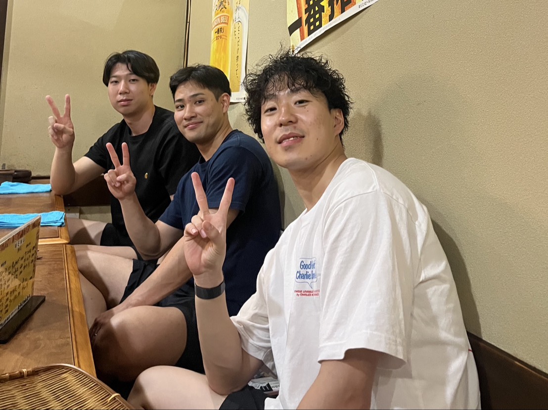 youheishio's tweet photo. ２月２１日開催の塩谷建設プレゼンツ富山ドリームスホーム戦希望者抽選で誰でもチャンスのある始球式にする予定。会場を満席にし青沼選手覚悟の1,000人プロジェクトの数字に近付けます。ほかにも様々な楽しい内容を選手社員中心となって計画中！ぜひお越しください！栄養会の時の当社所属３選手。 https://t.co/bRNBEGO7Vr