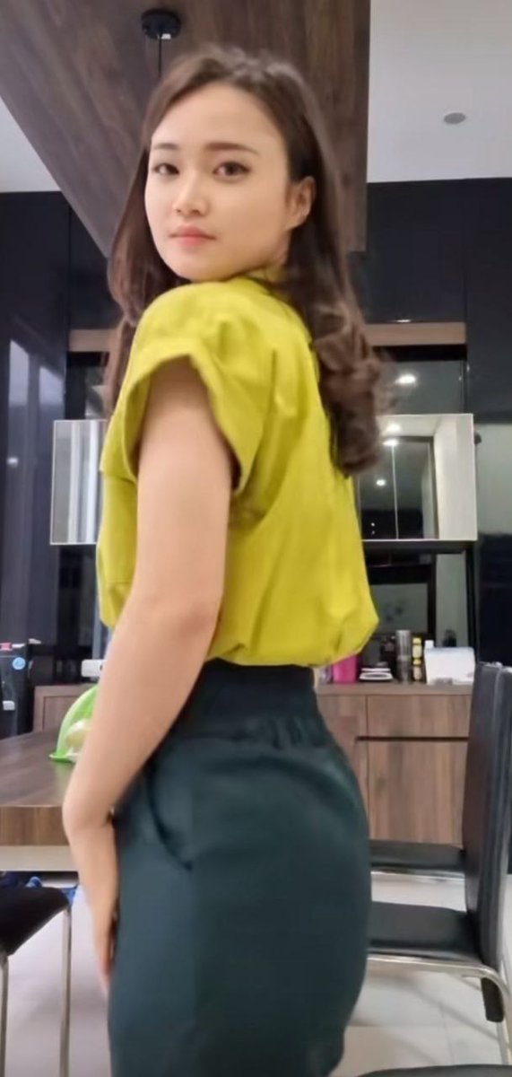 niuniuset's tweet photo. 16) Saat itu vela hanya bisa menutup tubuhnya dengan selimut. Beberapa wajah tak dikenal masuk melihat tubuhnya yang telanjang. Teman wanita vela menenangkan dan memeluk nya. Ya mereka adalah teman main kedua teman vela ini. Hari hari pun akhirnya membaik untuk Vela setelah ini https://t.co/9iTy3jyvdZ