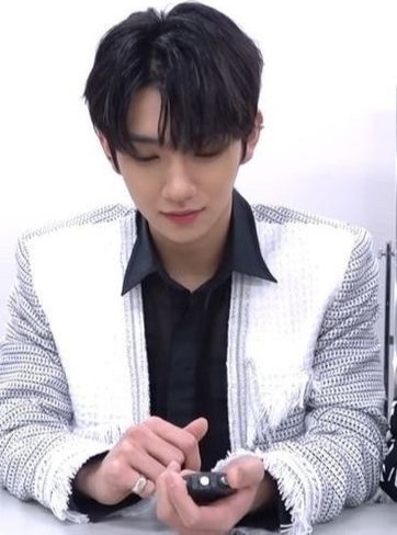 gumiwons's tweet image. “we have                               “i know i 
dating rumors”                     started it”