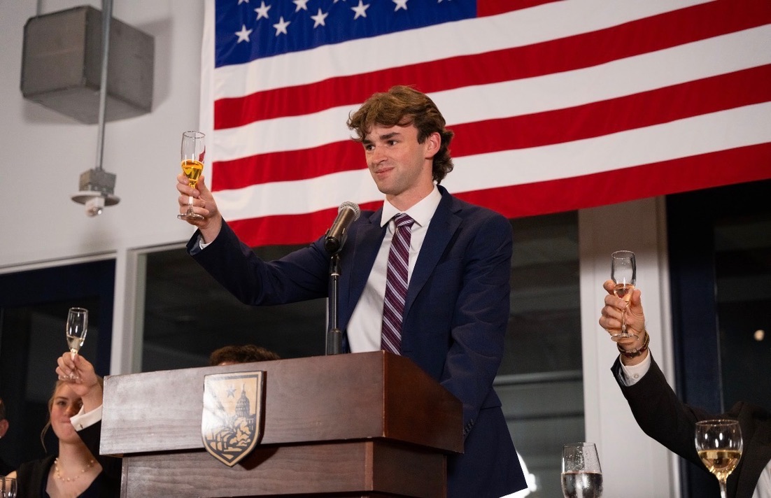 ItsJackErickson's tweet photo. Hi, I'm Jack. 

A lot of you are new, so get to know me in 5 bullets:

• 20 years old from Boston
• Student at @uaustinorg (UATX)
• Founded Oros Hydration ~7 months ago
• Love skiing and fishing
• I read for fun

Big things ahead. Appreciate you following along. https://t.co/wtrph5VL8F