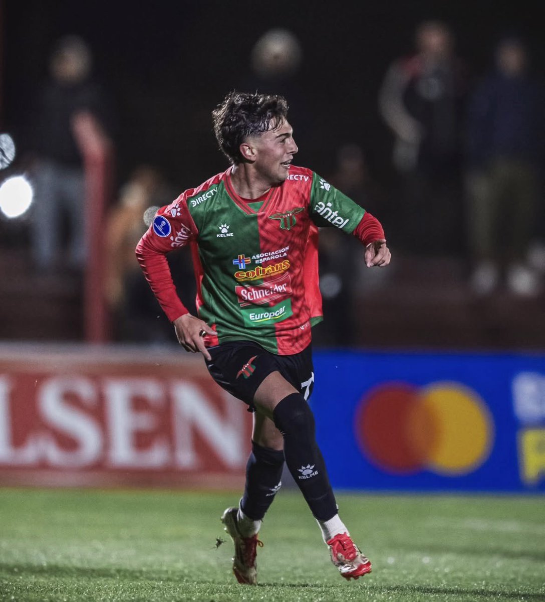 RodriVazquez95's tweet photo. Agustín Albarracin viajó a España para reunirse con Daniel Delgado, su representante y posteriormente firmar contrato con Cagliari de Italia.

El vínculo será por cuatro temporadas, los italianos compran el 50% en € 2.000.000 aproximadamente.

DATO: Cuando Boston River se lo compró a Wanderers fue a cambio de USD 400.000 con un compromiso que si era vendido en una cifra superior a USD 1.500.000 los bohemios deberían recibir otro pago de USD 400.000.