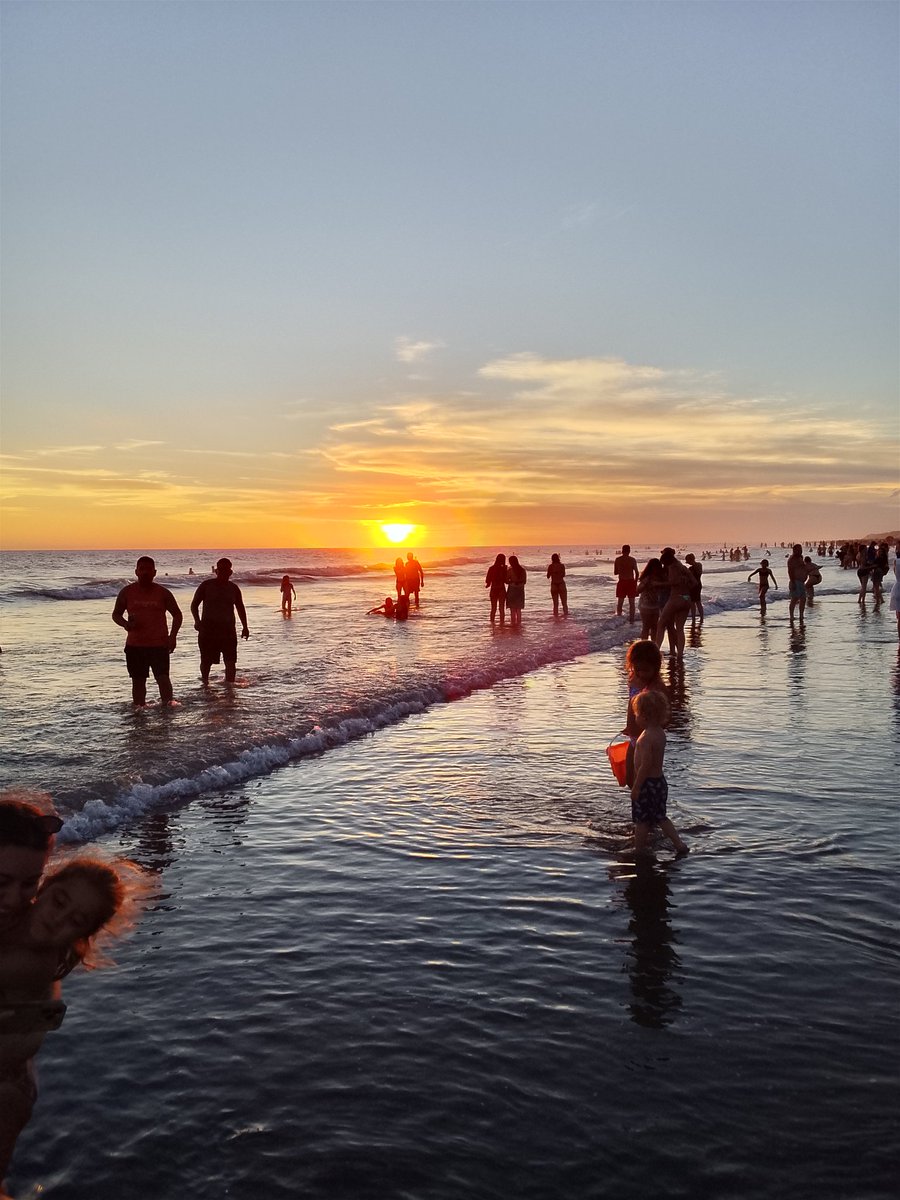 Digan lo que digan, no existe mejor atardecer que los que vivimos en Monte. Desde que nací vengo a esta playa. 43 años pisando esta arena y disfrutando este mar.   Desde que tengo memoria, no puedo dejar de atesorar esta postal maravillosa que hoy comparto con mis hijos.