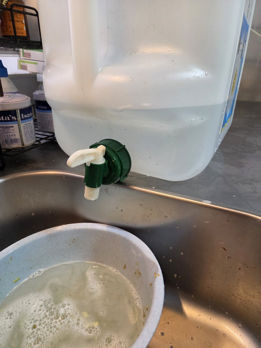 昨夕 
出なくなったキッチン
今朝 
出なくなった台所
水は一番遠い脱衣場（約10m）から
 #大雪
 #水道
 #出ない
 #凍結
 #JPCZ