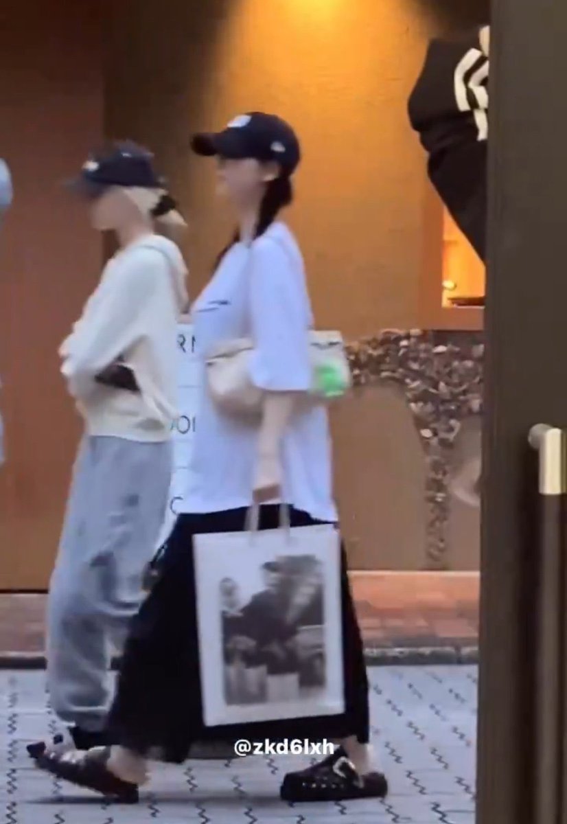 meisttokki's tweet photo. i guess as long as kim minjeong is with yu jimin she is not going to carry anything 🫠🫠🫠 the princess treatment is insane https://t.co/w60HjKh2Vf