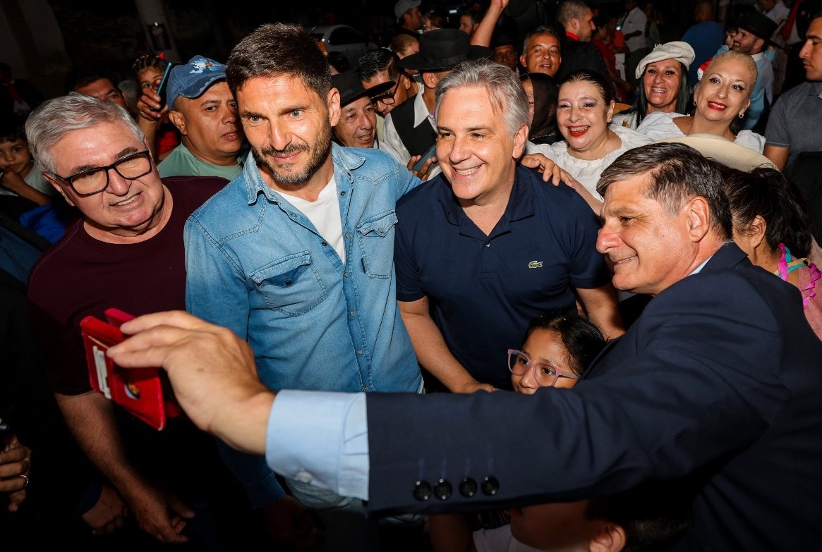 #AHORA | El gobernador <a href="/MartinLlaryora/">Martín Llaryora</a> y su par de la provincia de Santa Fe, <a href="/maxipullaro/">Maximiliano Pullaro</a>, llegan al Festival Nacional de Folklore de #Cosquín. 

Ambos mandatarios participan de la noche inaugural de este tradicional evento cultural, que cada año convoca a miles de personas en la