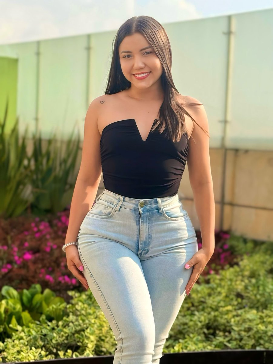 Como la traigas morra !!!
Nalgona deliciosa chiquita mamá 🔥
Pa mi que ha de hacer bombones 

#teenagegirls #jeans #NalgonaNatural #nalgonarica #bellezanatural #jovencitascalientes