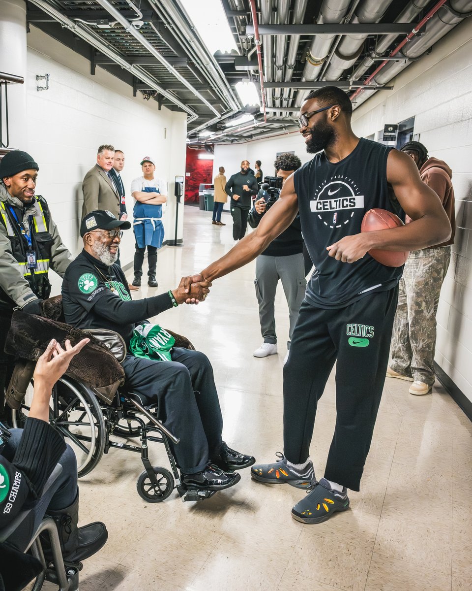 Jaylen met with 1969 NBA Champion and fellow #7 Emmette Bryant before the game tonight ☘️