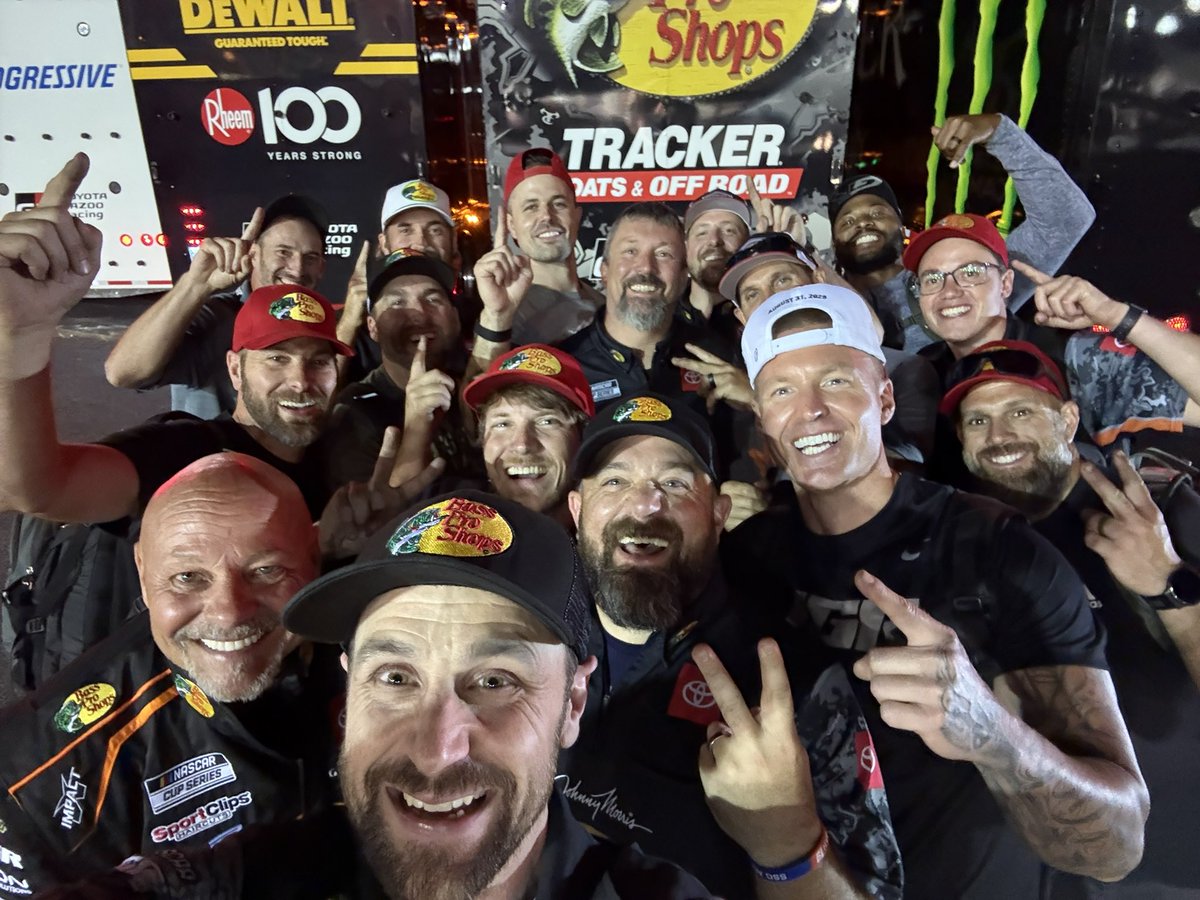 SmallJames95767's tweet photo. So proud of these guys! An awesome  team effort and chasebriscoe wheeled the BassProShops piece all night long. Thanks to everyone at JoeGibbsRacing &amp; ToyotaRacing 🏁 https://t.co/dmUddD366h