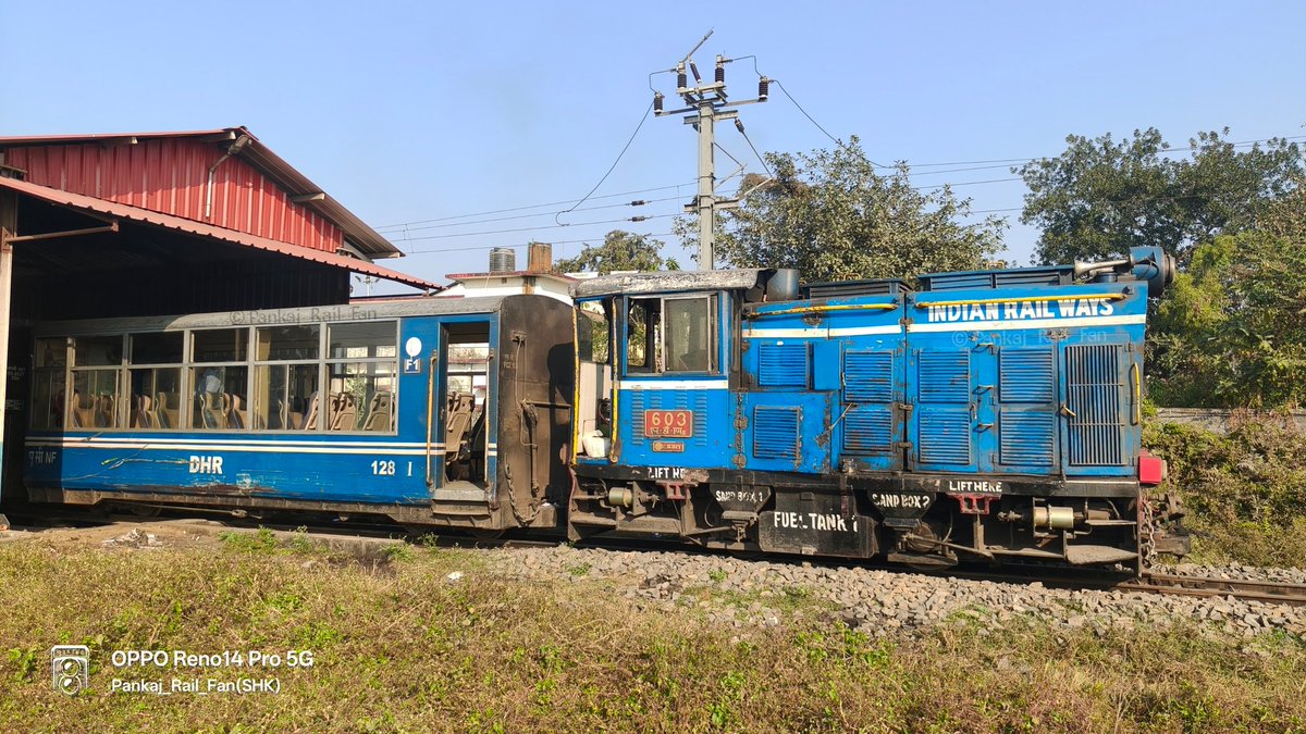 PankajRailFan's tweet image. दार्जिलिंग-सिलीगुड़ी टॉय ट्रेन..☺️
दार्जिलिंग टॉय ट्रेन सिलीगुड़ी के पास न्यू जलपाईगुड़ी (NJP) से दार्जिलिंग तक एक यादगार यात्रा प्रदान करती है, जो लगभग 7-8 घंटे की एक सुंदर 88 K.M की यात्रा है।

#darjeeling #Siliguri #ToyTrain #NewJalpaiguri
