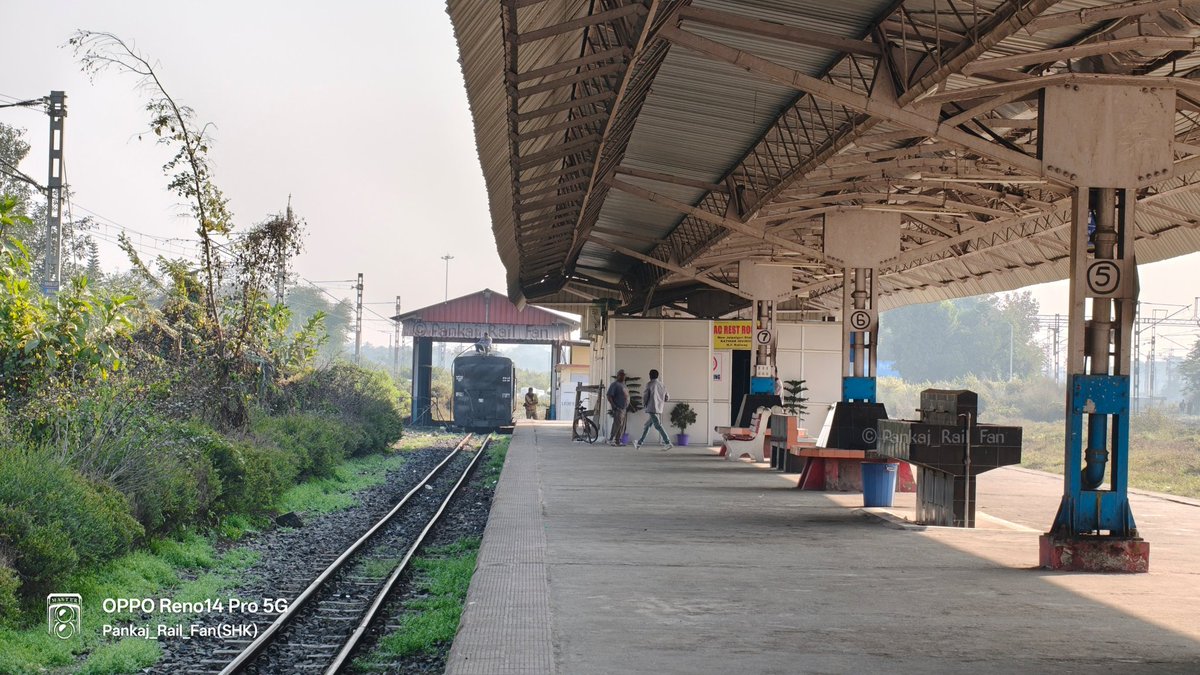 PankajRailFan's tweet image. दार्जिलिंग-सिलीगुड़ी टॉय ट्रेन..☺️
दार्जिलिंग टॉय ट्रेन सिलीगुड़ी के पास न्यू जलपाईगुड़ी (NJP) से दार्जिलिंग तक एक यादगार यात्रा प्रदान करती है, जो लगभग 7-8 घंटे की एक सुंदर 88 K.M की यात्रा है।

#darjeeling #Siliguri #ToyTrain #NewJalpaiguri