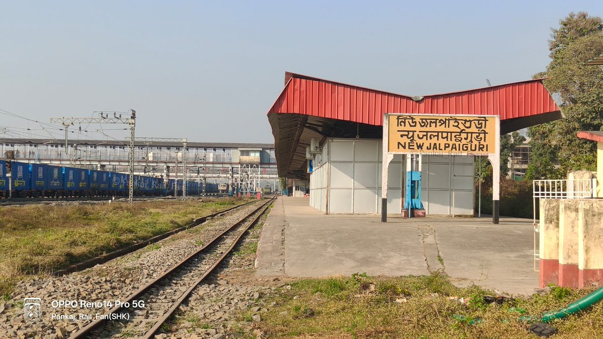 PankajRailFan's tweet image. दार्जिलिंग-सिलीगुड़ी टॉय ट्रेन..☺️
दार्जिलिंग टॉय ट्रेन सिलीगुड़ी के पास न्यू जलपाईगुड़ी (NJP) से दार्जिलिंग तक एक यादगार यात्रा प्रदान करती है, जो लगभग 7-8 घंटे की एक सुंदर 88 K.M की यात्रा है।

#darjeeling #Siliguri #ToyTrain #NewJalpaiguri