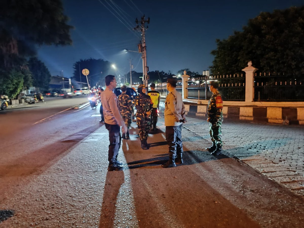 Kapolsek Kraton AKP Denis Efendi S.H. dan jajarannya menggelar kegiatan pengamanan Penutupan Pameran Temporer Akhir Tahun Pangastho Aji yang diselenggarakan di Pagelaran Kraton serta melaksanakan pengaturan arus lalu lintas di sekitar kegiatan
.
@