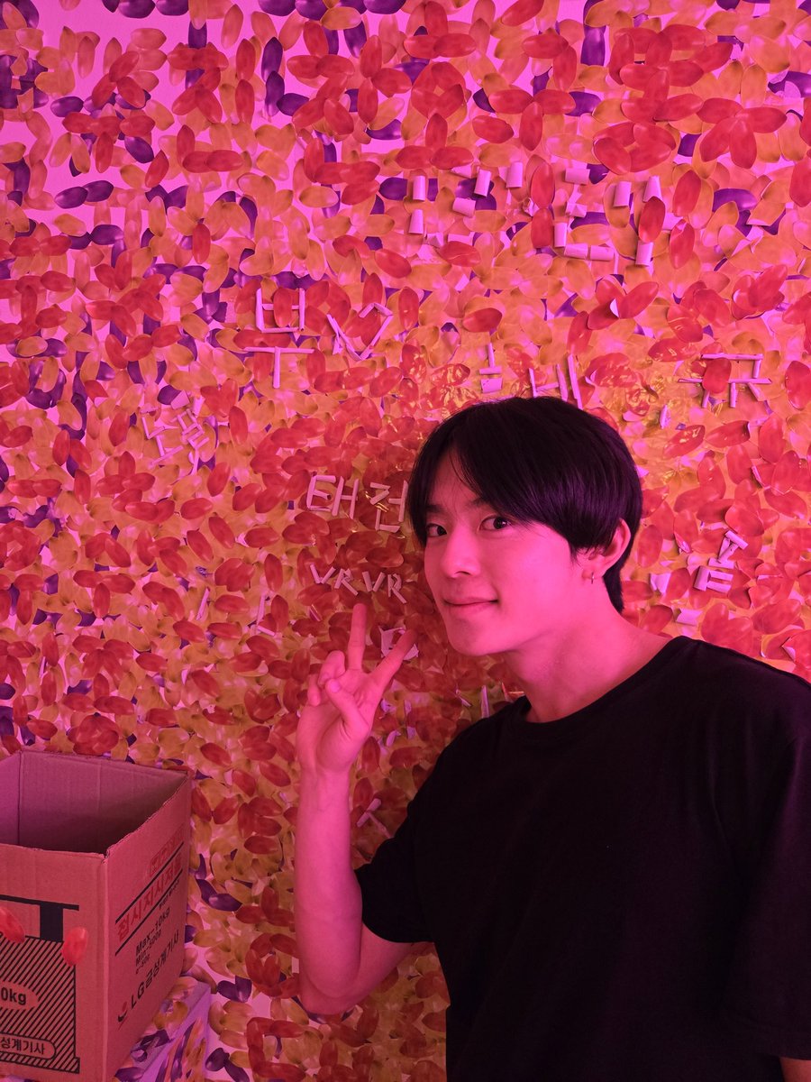 by_verivery's tweet image. [#연호]
울 막내 생일축하하고, 앞으로의 너를 응원하고 기대할게 사랑한다 울 막냉이🥰

ps. 내가 폰을 바꾼 이후로 사진이 많이 없구나..앞으로 많이 찍어줄게..ㅎ

#강민의_스물넷_모든_순간이_빛나길
#추운_겨울을_녹이는_강민의_미소