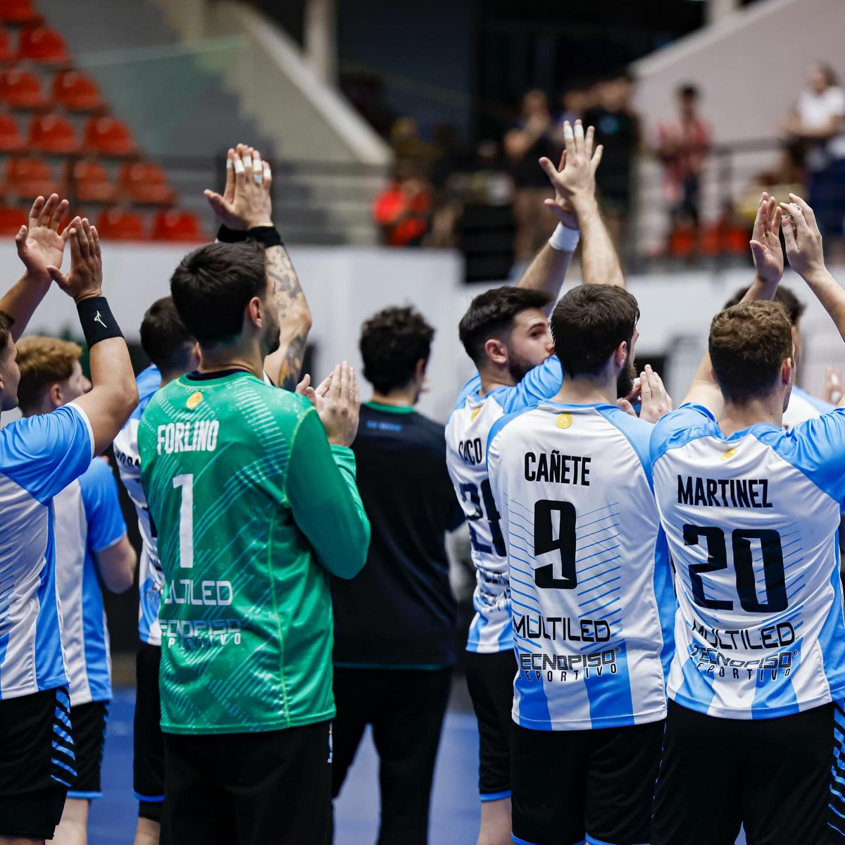 🇦🇷ARGENTINA CAMPEÓN🇦🇷

Con un 26-25 a Brasil 🇧🇷 en la última fecha, Los Gladiadores se quedaron con el Sur-Centro masculino de handball.

6 goles de Nicolás Bono; clave el de Federico Giménez a 10 segundos.

Primer título desde 2020 (Brasil había ganado las últimas dos