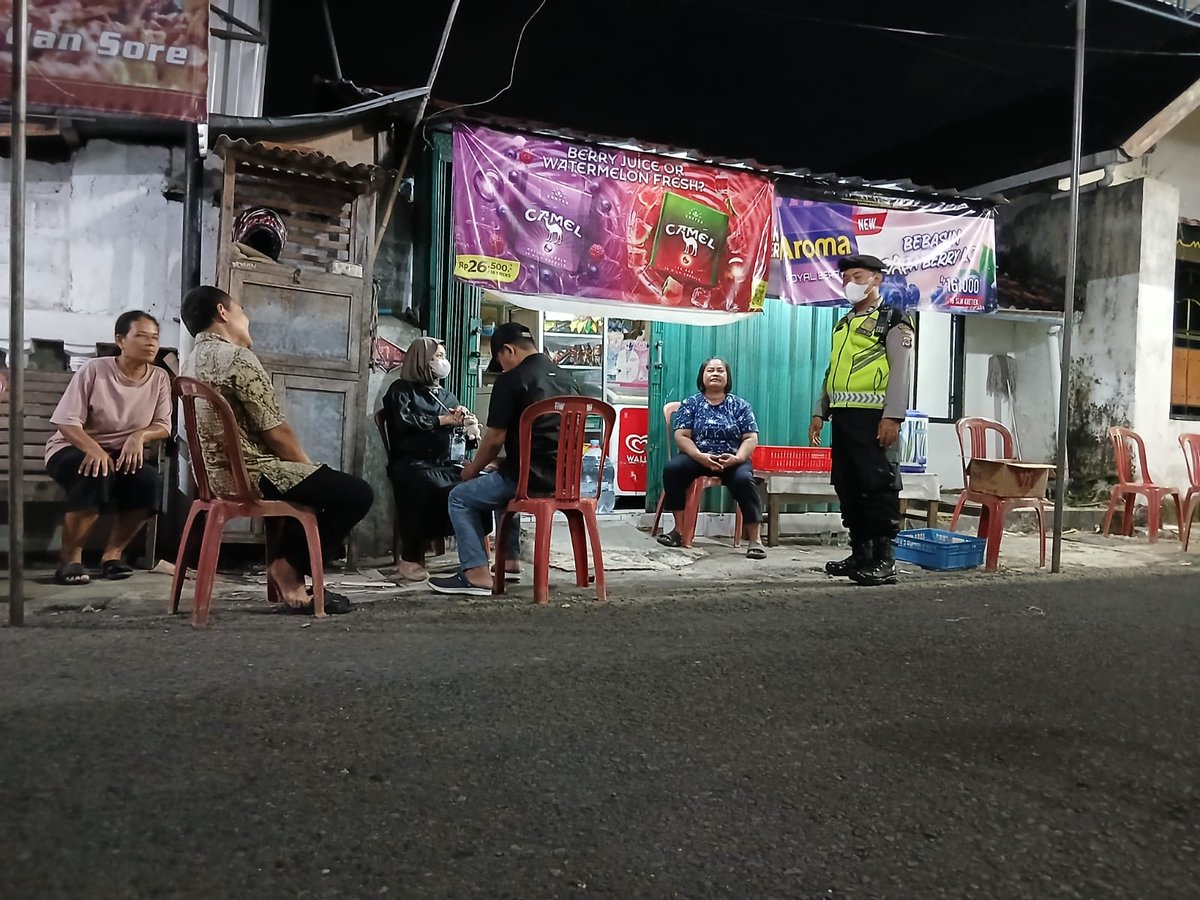 Panit Samapta Polsek Kraton Aiptu Eko Susanto sambang warga Suyoputran yang sedang berada di luar rumah sembari memberikan pesan Kamtibmas humanis dan dilanjutkan patroli rutin 
.
@