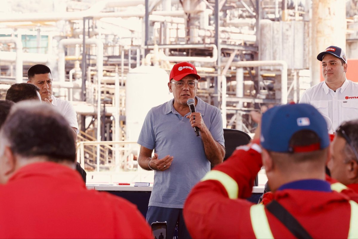 Desde la Refinería de Puerto La Cruz, agradecimos a las trabajadoras y trabajadores petroleros de Venezuela, por su heroísmo, porque a pesar de los bloqueos con los que intentaron arrodillarnos, hoy gracias a su labor, nuestra industria de hidrocarburos está de pie.