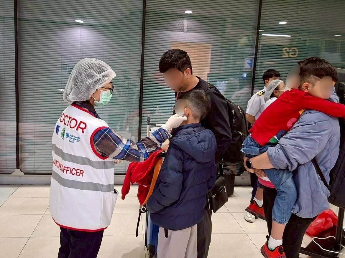 RonallChersan's tweet image. 🦠ด่านควบคุมโรคฯสนามบินสุววรณภูมิ และดอนเมือง เริ่มตั้งจุดคัดกรองผู้เดินทางจากเวสต์เบงกอล ประเทศอินเดียแล้ว หลังพบการระบาดของไวรัสนิปาห์ 

//ถ้าฟังจากแพทย์และนักไวรัสวิทยาดูเหมือนไม่ได้แพร่ง่ายเหมือนโควิด แต่ถ้าติดแล้วอัตราการตายจะสูงกว่า ก็หวังว่าคงไม่มีระบาดใหญ่นะ  🥹