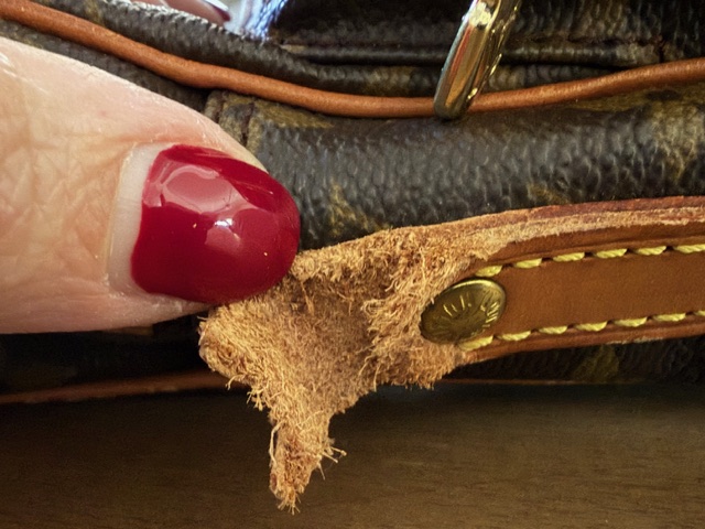 kmax2go's tweet photo. My $1,050 vintage Louis Vuitton bag from @Dillards didn’t just break. It disintegrated.

Within three days, the leather strap snapped clean off. It wasn’t wear and tear—it was Dry Rot. The leather is desiccated like old cardboard and Dillard's sold it to me anyway.

Here is the scam they are running on luxury shoppers. https://t.co/uWFCAvm1QR 1/3 🧵👇 #Dillards #LouisVuitton