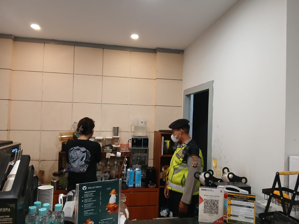 Panit Samapta Polsek Kraton Aiptu Eko Susanto gelar patroli sambang pegawai kafe yang berada di wilayah Kraton sembari memberikan imbauan Kamtibmas serta memberikan rasa aman bagi warga sekitar 
.