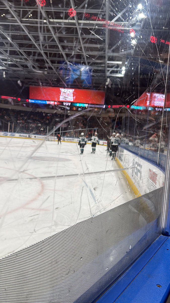 Bwyatt0's tweet photo. Does the @ECHL not allow a proper fight? Game after game these guys mouth at each other and have slap fights with no penalties called. I’m not sure if it’s more the refs breaking it up or these guys slap fighting like mini mites. Bring back 1990 https://t.co/Ep2jZf8yYW