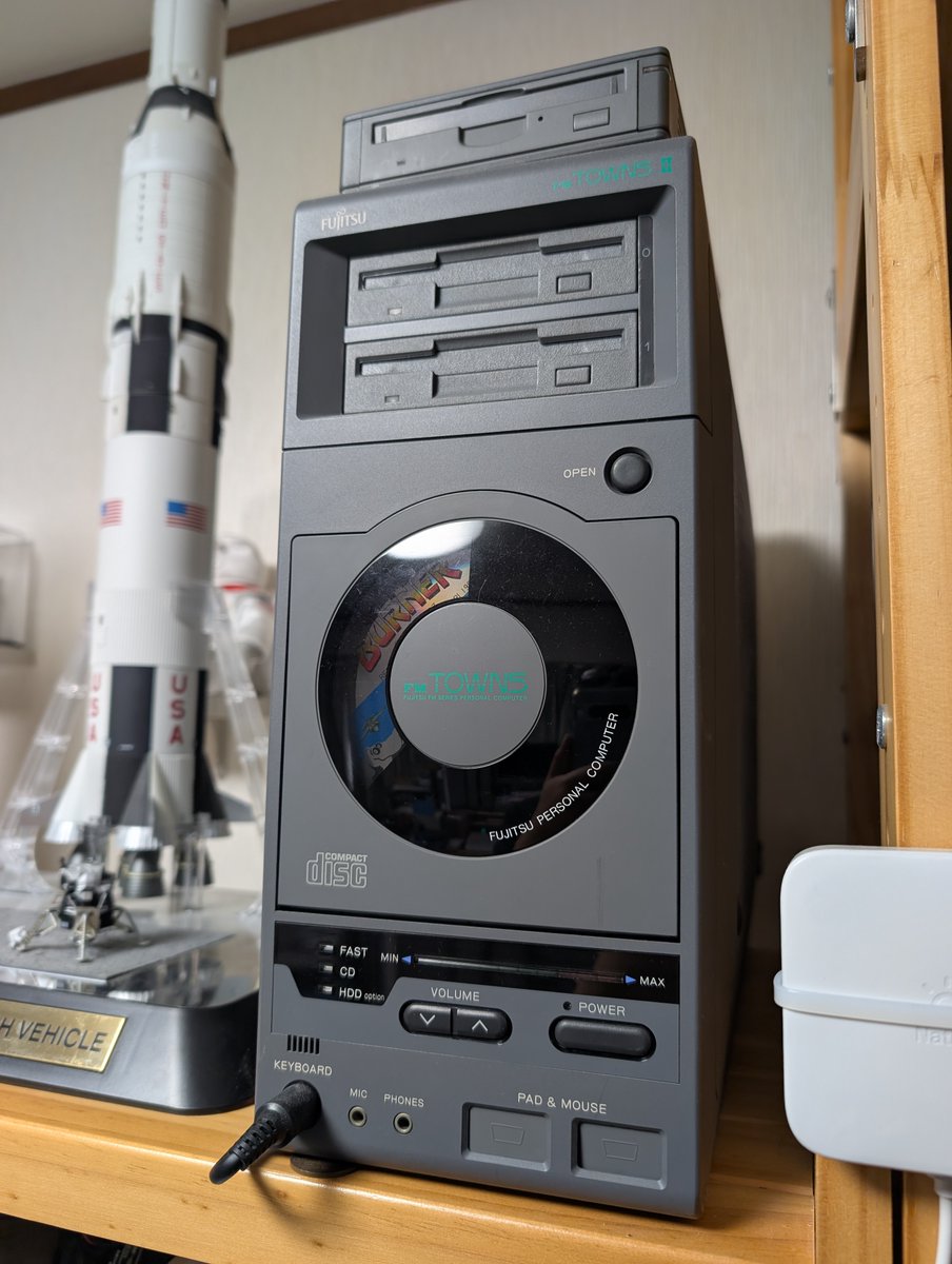 OPENボタンを押すと、CDが真上に吹っ飛んで行く伝説のパソコン！