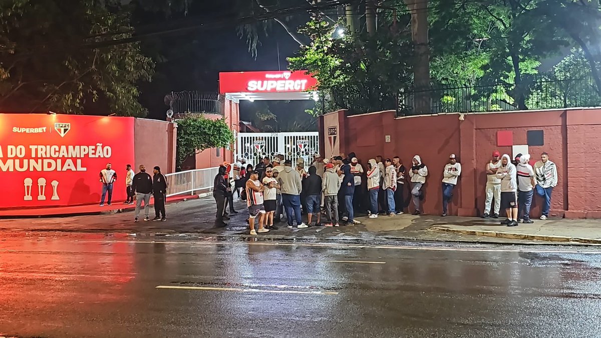 OGabrielSa's tweet photo. Torcida organizada do São Paulo aguarda a chegada do time no CT da Barra Funda. Clima de cobrança depois de mais um resultado negativo. @arqtricolor https://t.co/62whFoJJBl
