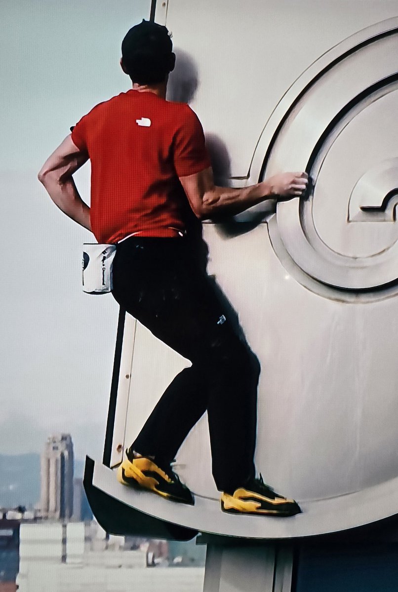 TheBrohioan's tweet image. Alex Honnold is one of the craziest white boys all of time.