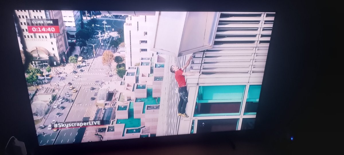 atkcem's tweet photo. Netflix'de Alex Honnold'un inanılmaz tırmanışı canlı yayınlanıyor. Evde izlerken bile müthiş gerildim... #SkyscraperLIVE https://t.co/FooQU502qF