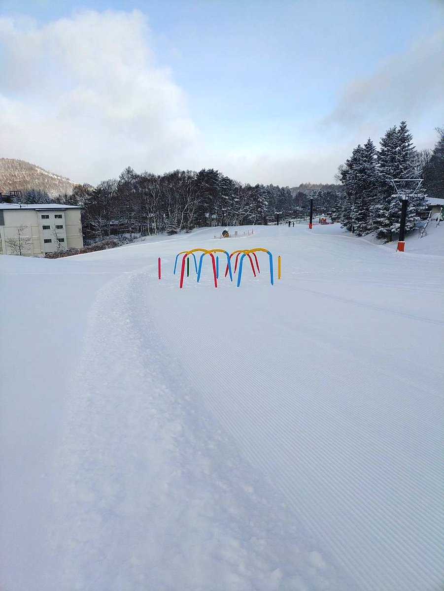 池の平スノーパークは昨夜35cmほど新雪が積もりました⛄圧雪エリア、パウダーエリアで思い思いのシュプールを描いてくださいね⛷🏂