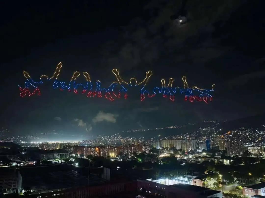 PDVSA_ETANOL's tweet photo. El acto, liderado por la Presidenta encargada Delcy Rodríguez y el diputado Nicolás Maduro Guerra, reafirmó la moral de un pueblo que no se rinde.

"Soy el Presidente Constitucional", recordó el mandatario, en una noche que ratificó la dignidad y soberanía nacional. https://t.co/kyyOUyfmv1