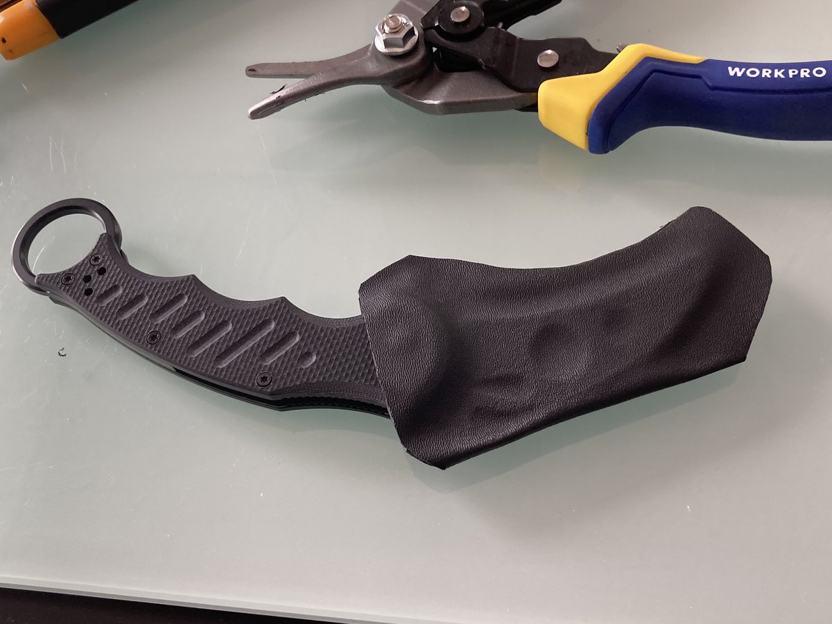 #バイオミーティング　まであと少し
来週末は作業時間が取れないので今日で仕上げるぞ！

バイオ8 クリスのカランビットナイフ用シースをカイダックで作ってみる

カイダック加工　面白いね