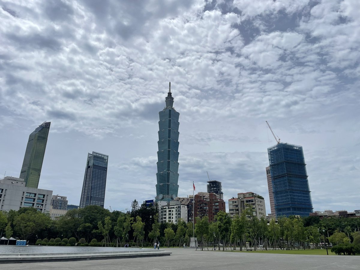 We are watching from Mexico 🇲🇽 

#AlexHonnold <a href="/AlexHonnold/">Alex Honnold</a> 

#skyscrapper #skyscrapperlive #Taipei #Taipei101 #Taiwan 🇹🇼